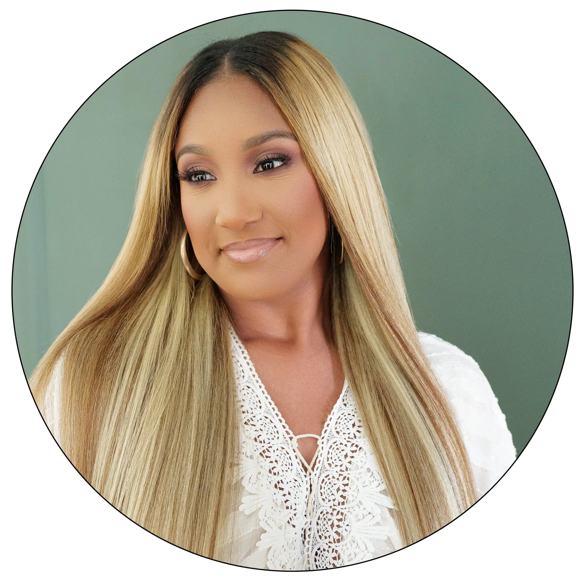True and Pure Texture woman wearing Blonde Blonde 613 relaxed natural kinky straight hair extensions showing natural blending and texture. 