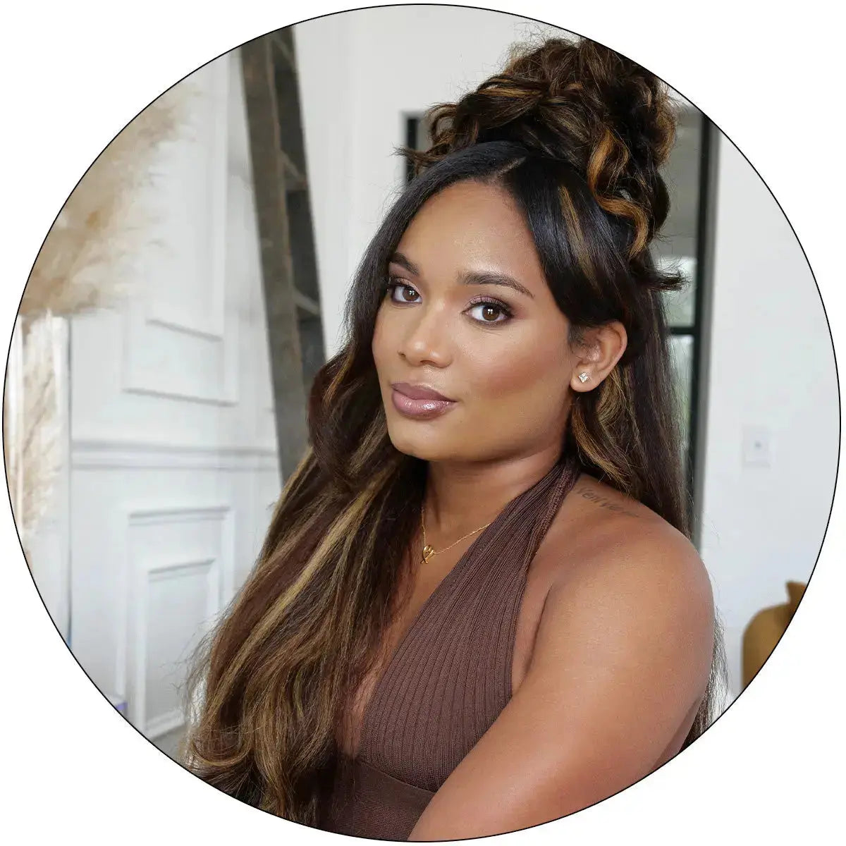 True and Pure Texture Brown Blonde 27/4 relaxed natural kinky straight hair extensions styled on woman of color showing dimensional blonde highlights
